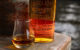 Der Bulleit Bourbon kommt im Wild-West-Stil daher: Die Flasche macht in der Heimbar optisch was her (Foto: Lukas Bischofberger / Malt Whisky)