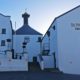 Wenn es auf Islay gerade mal nicht regnet, dann sieht die Bowmore-Destillerie so aus (Foto: Malt Whisky)