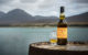 Der Caol Ila 18 Jahre vor der dramatischen Kulisse der Isle of Jura, welche direkt gegenüber der Destillerie liegt (Foto: Diageo)
