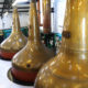 Die kupfernen Brennblasen von Bowmore - jedes Jahr werden bis zu 2 Mio. Liter New Make gebrannt (Foto: Malt Whisky)