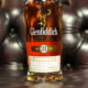 Macht auch auf dem Ledersofa eine gute Figur: Glenfiddich 21 Reserva Rum Cask Finish im Test (Foto: Malt Whisky)