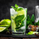 Der Mojito ist ein großartiger Cocktail-Klassiker mit Rum, Limetten und frischer Minze (Foto: Depositphotos)