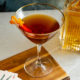 Bobby Burns Cocktail mit Arnstadt Kristall Cocktailglas und Whiskykaraffe