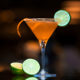 Viele Cocktails werden mit Orangenzeste am Glasrand noch besser (Foto: Freepik)