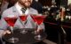 Stilvoller kann man Cocktails kaum servieren: Kellner mit Martini-Gläsern (Foto: Freepik)
