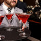 Stilvoller kann man Cocktails kaum servieren: Kellner mit Martini-Gläsern (Foto: Freepik)