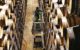 Arbeiter überprüft Sherryfässer bei González Byass in Spanien