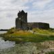 Eine Burg liegt in Irland an einem See