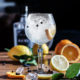 Trockener Dry Gin eignet sich perfekt zum Mixen von Gin & Tonic (Foto: Jez Timms / Unsplash)