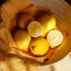Frische Zitronen sind ein echtes Highlight in Cocktails und Longdrinks (Foto: Julia Peretiatko / Unsplash)