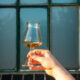 Whisky schimmert in einem Tasting-Glas – welche Stärke er wohl hat? (Foto: MaltWhisky.de)